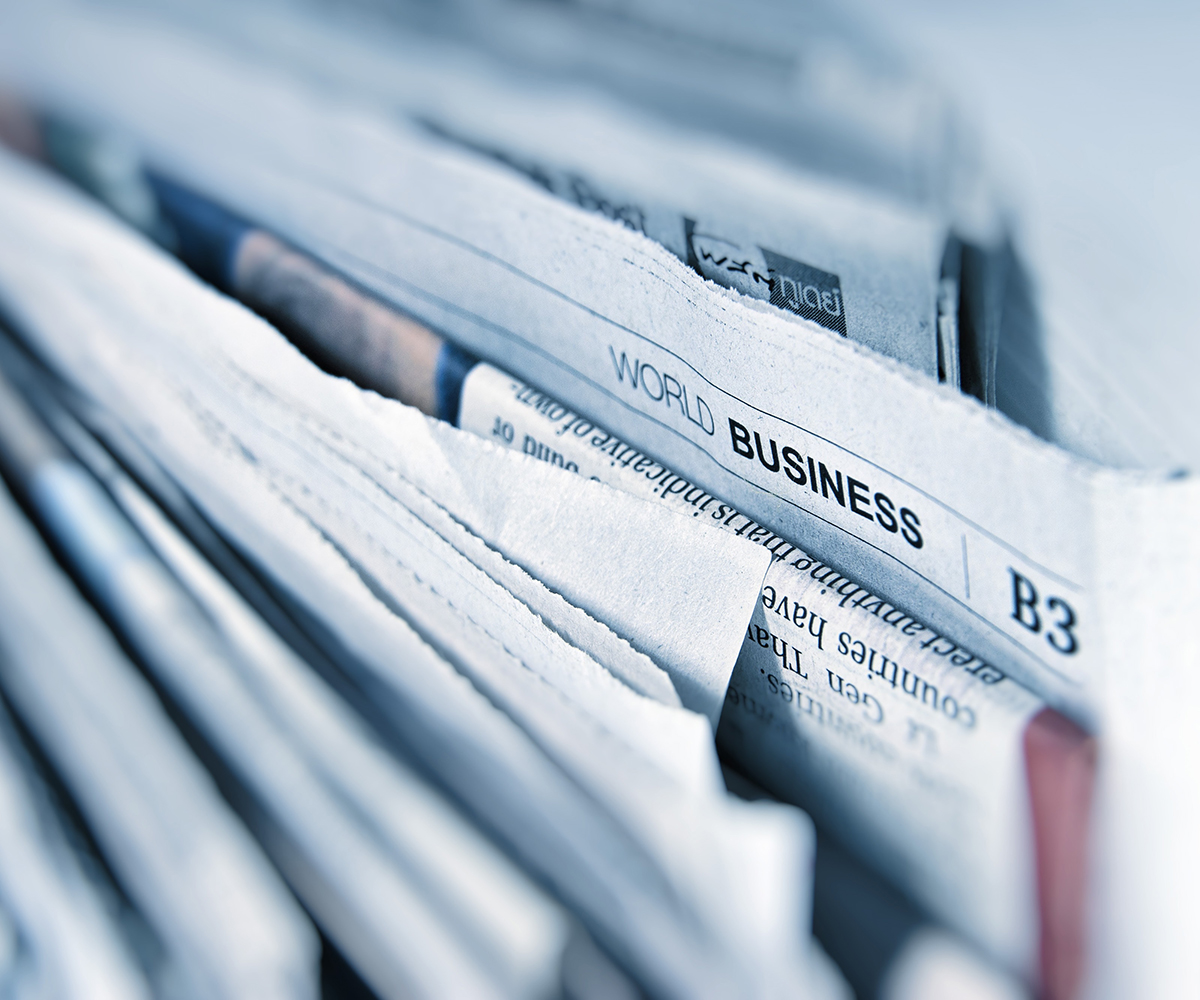 Stapel Zeitungen als Symbol für Journalismus